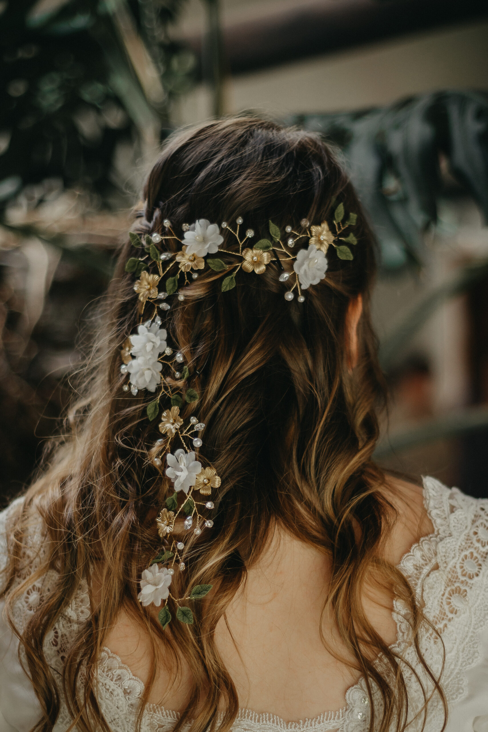 PEINADOS PARA NOVIAS EN BODAS COLOMBIA FOTO MÉMORA BODAS FOTÓGRAFO DE RECIEN CASADOS - Foto Mémora